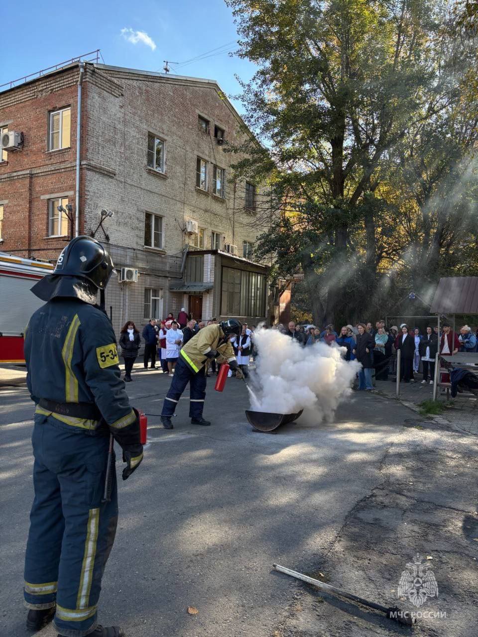К тушению пожара готовы!. Огнеборцы МЧС России провели противопожарную тренировку на ростовском колбасном заводе «Тавр» Целью мероприятия стала отработка действий пожарных и администрации объекта при возникновения нештатной... К тушению пожара готовы!. Огнеборцы МЧС России провели противопожарную тренировку на ростовском колбасном заводе «Тавр» Целью мероприятия стала отработка действий пожарных и администрации объекта при возникновения нештатной...