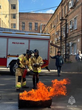 К тушению пожара готовы!. Огнеборцы МЧС России провели противопожарную тренировку на ростовском колбасном заводе «Тавр» Целью мероприятия стала отработка действий пожарных и администрации объекта при возникновения нештатной...
