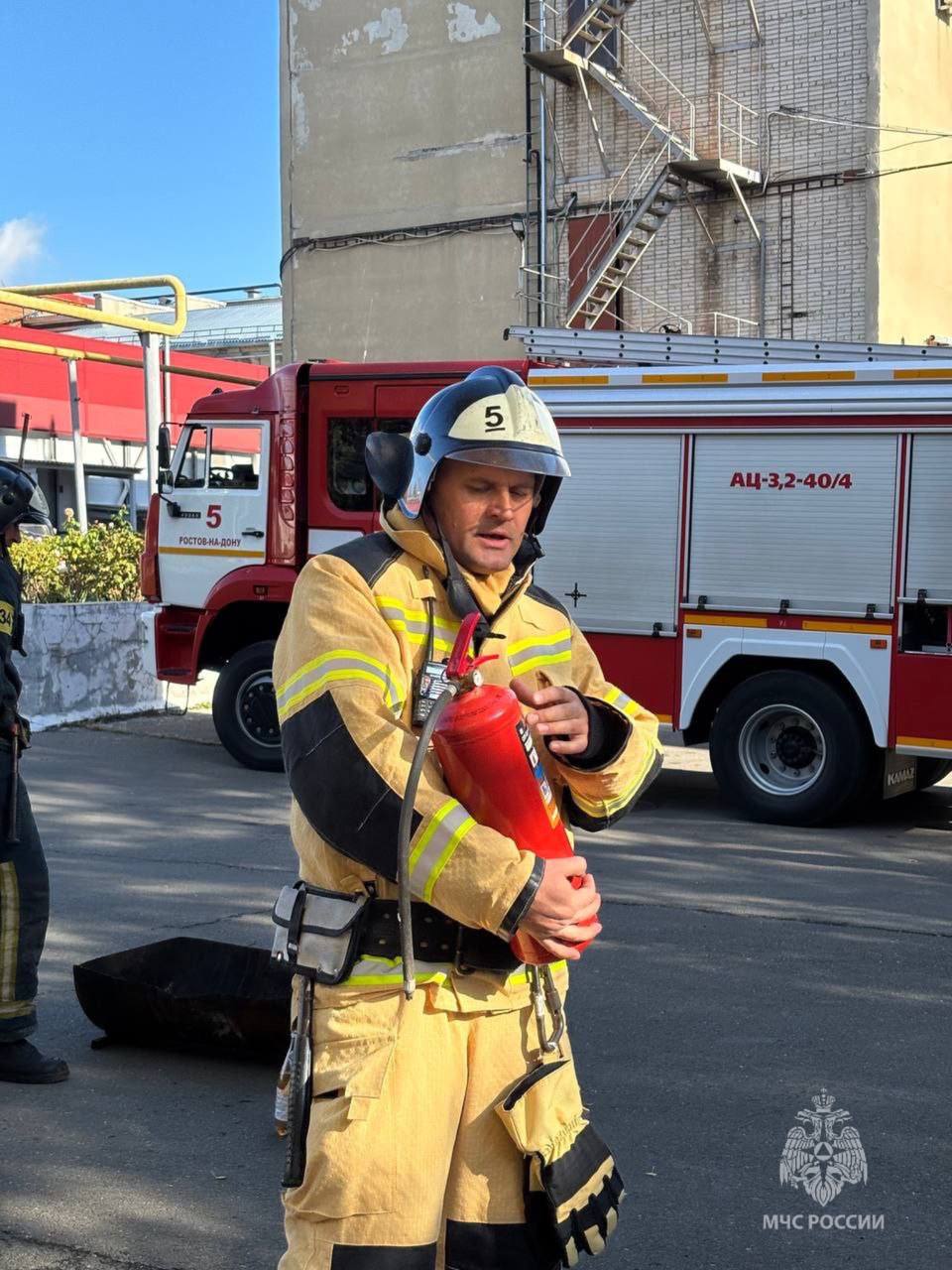 К тушению пожара готовы!. Огнеборцы МЧС России провели противопожарную тренировку на ростовском колбасном заводе «Тавр» Целью мероприятия стала отработка действий пожарных и администрации объекта при возникновения нештатной... К тушению пожара готовы!. Огнеборцы МЧС России провели противопожарную тренировку на ростовском колбасном заводе «Тавр» Целью мероприятия стала отработка действий пожарных и администрации объекта при возникновения нештатной...