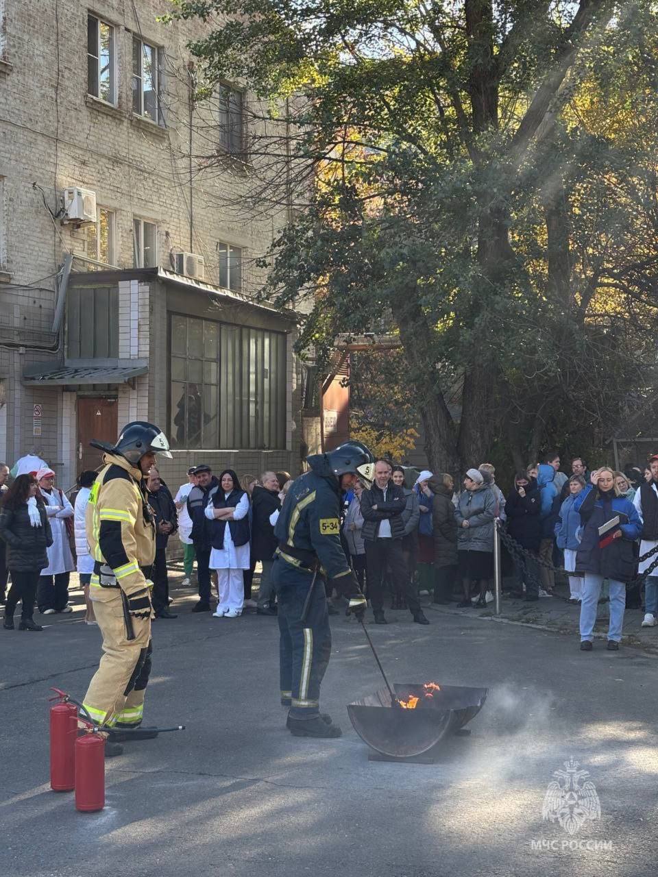 К тушению пожара готовы!. Огнеборцы МЧС России провели противопожарную тренировку на ростовском колбасном заводе «Тавр» Целью мероприятия стала отработка действий пожарных и администрации объекта при возникновения нештатной... К тушению пожара готовы!. Огнеборцы МЧС России провели противопожарную тренировку на ростовском колбасном заводе «Тавр» Целью мероприятия стала отработка действий пожарных и администрации объекта при возникновения нештатной...