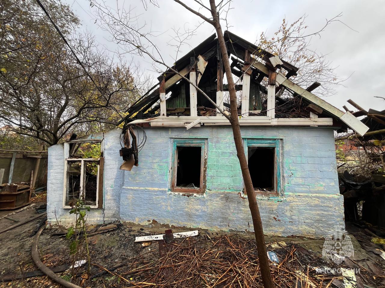 И снова ветхая проводка …. В Сальске на улице Дзержинского загорелся частный дом И снова ветхая проводка …. В Сальске на улице Дзержинского загорелся частный дом