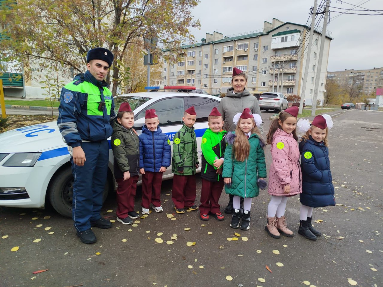 Полицейские Донецка Ростовской области повторили правила дорожного движения с воспитанниками детского сада Полицейские Донецка Ростовской области повторили правила дорожного движения с воспитанниками детского сада