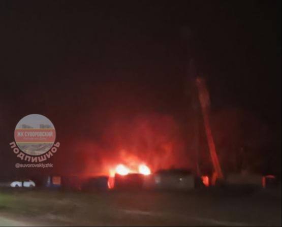 Пожарные более часа тушили вагончик-бытовку рабочих на Суворовском в Ростове