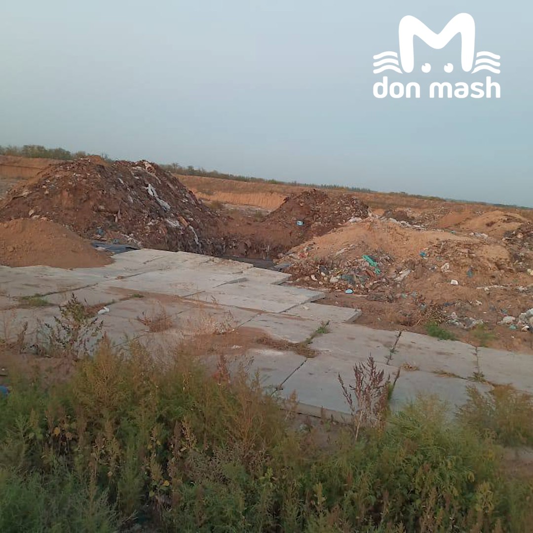 С полигона в Семикаракорске вывозят бетонные плиты, под которыми хранились химические отходы С полигона в Семикаракорске вывозят бетонные плиты, под которыми хранились химические отходы