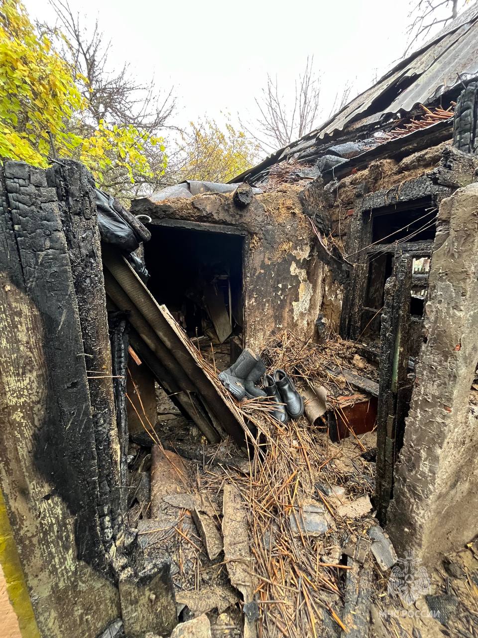 И снова ветхая проводка …. В Сальске на улице Дзержинского загорелся частный дом И снова ветхая проводка …. В Сальске на улице Дзержинского загорелся частный дом