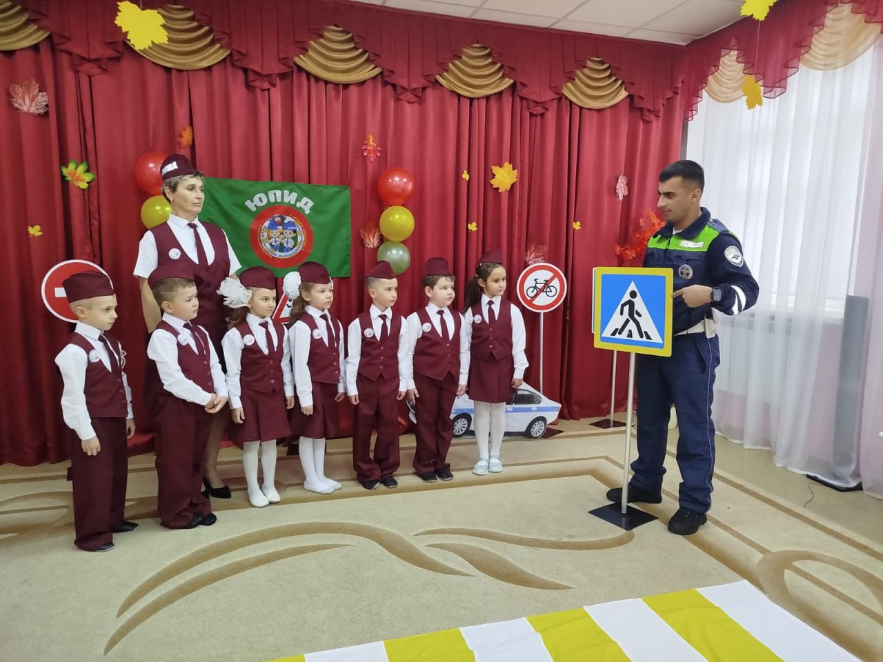 Полицейские Донецка Ростовской области повторили правила дорожного движения с воспитанниками детского сада Полицейские Донецка Ростовской области повторили правила дорожного движения с воспитанниками детского сада