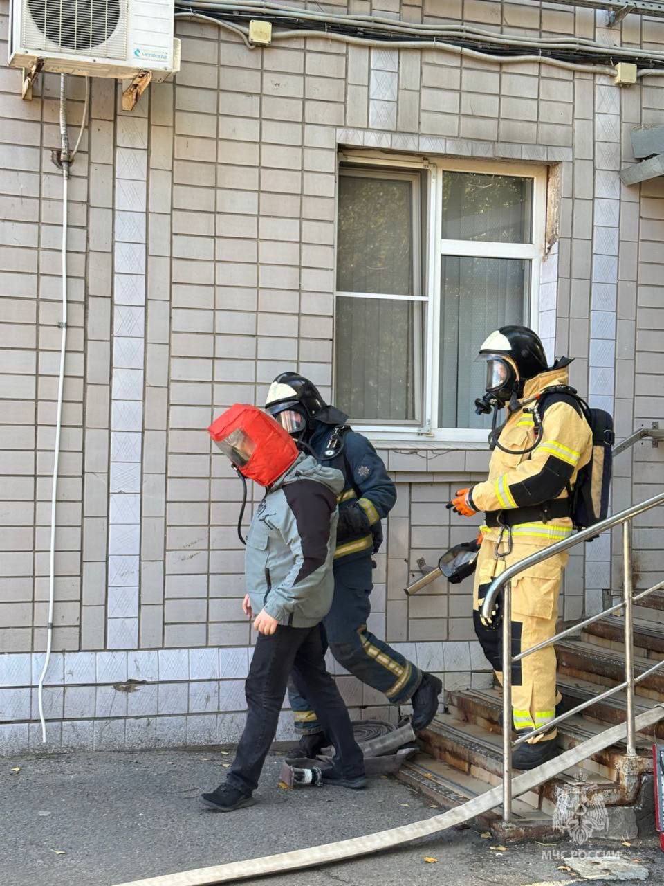 К тушению пожара готовы!. Огнеборцы МЧС России провели противопожарную тренировку на ростовском колбасном заводе «Тавр» Целью мероприятия стала отработка действий пожарных и администрации объекта при возникновения нештатной... К тушению пожара готовы!. Огнеборцы МЧС России провели противопожарную тренировку на ростовском колбасном заводе «Тавр» Целью мероприятия стала отработка действий пожарных и администрации объекта при возникновения нештатной...