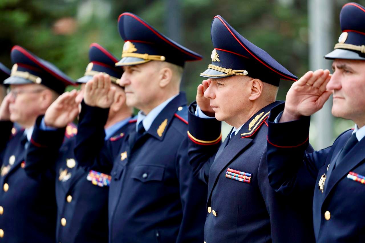 Руководитель донского полицейского главка принял участие в возложении цветов к памятнику «Солдатам правопорядка Дона, погибшим при выполнении служебного долга» Руководитель донского полицейского главка принял участие в возложении цветов к памятнику «Солдатам правопорядка Дона, погибшим при выполнении служебного долга»