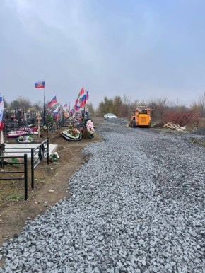 На кладбище «Красный сад» привезли 60 тонн щебня