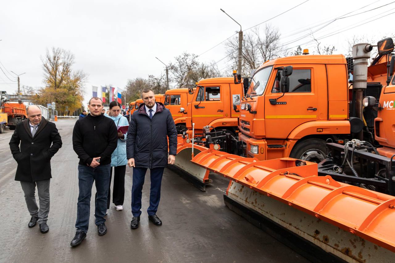Александр Скрябин: Уважаемые ростовчане!. Для дополнительного контроля за качеством подготовки коммунальной техники к зимнему периоду по моему поручению была проведена линейка готовности Александр Скрябин: Уважаемые ростовчане!. Для дополнительного контроля за качеством подготовки коммунальной техники к зимнему периоду по моему поручению была проведена линейка готовности