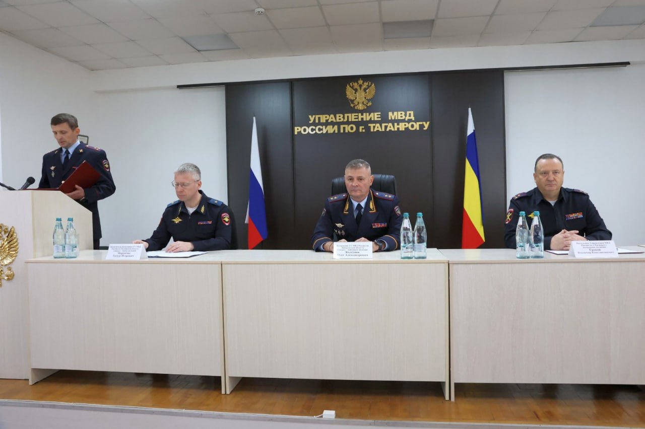 В Таганроге вдове погибшего полицейского вручили государственную награду В Таганроге вдове погибшего полицейского вручили государственную награду