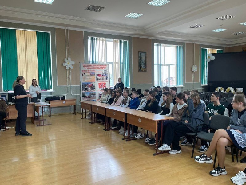 Урок мужества «Подвиг во имя жизни» провел полицейский в школе Зимовниковского района