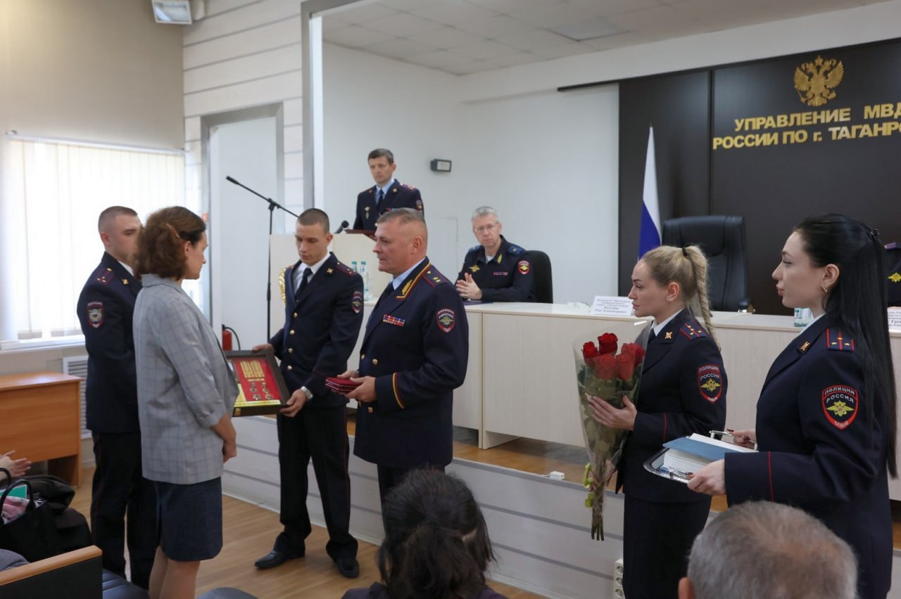В Таганроге вдове погибшего полицейского вручили государственную награду В Таганроге вдове погибшего полицейского вручили государственную награду