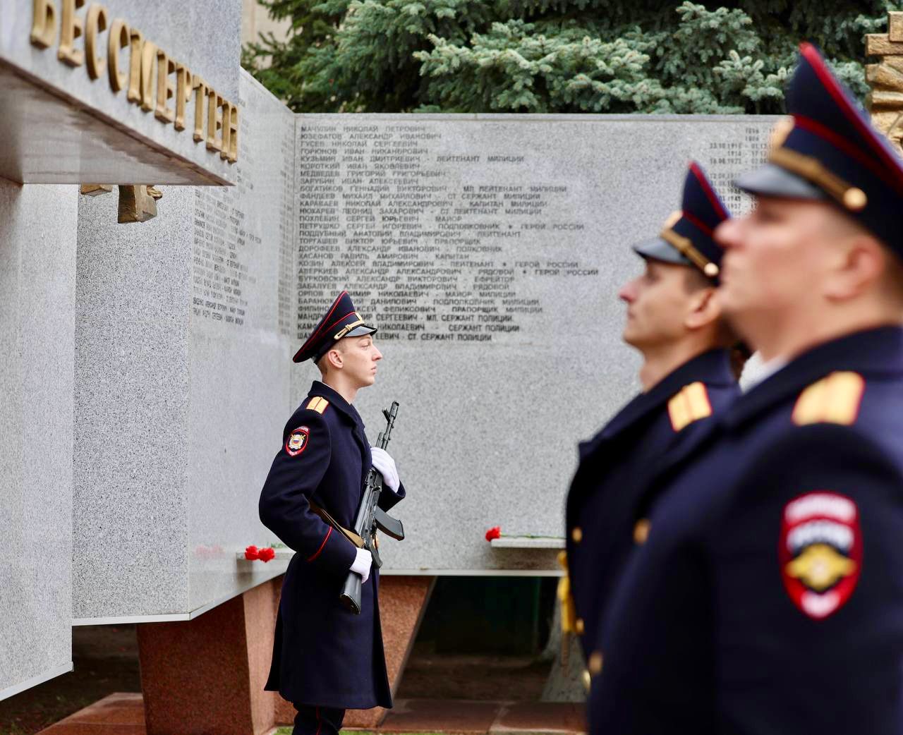 Руководитель донского полицейского главка принял участие в возложении цветов к памятнику «Солдатам правопорядка Дона, погибшим при выполнении служебного долга» Руководитель донского полицейского главка принял участие в возложении цветов к памятнику «Солдатам правопорядка Дона, погибшим при выполнении служебного долга»
