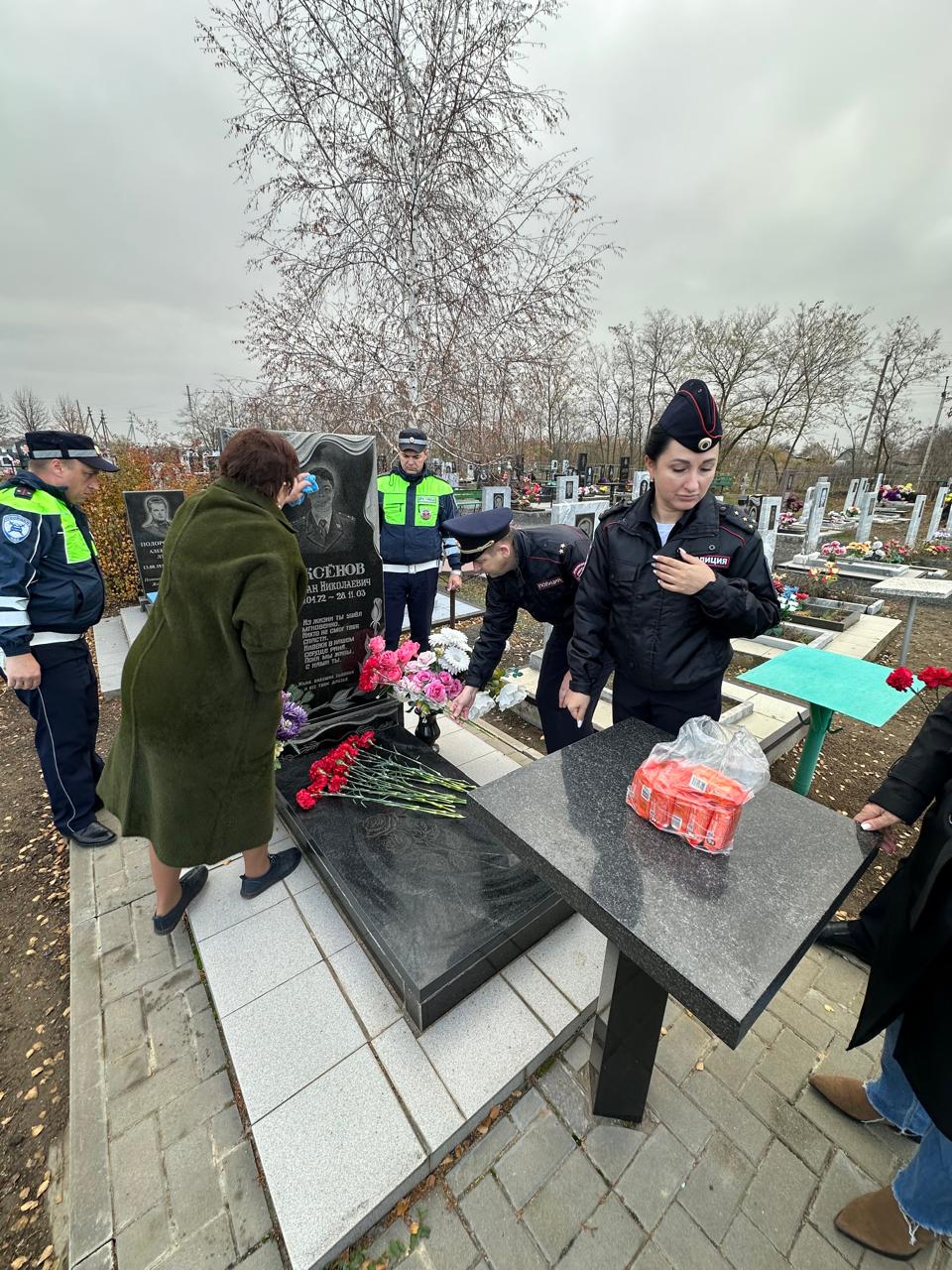 Полицейские Матвеево-Курганского почтили память погибшего сотрудника при исполнении служебных обязанностей Полицейские Матвеево-Курганского почтили память погибшего сотрудника при исполнении служебных обязанностей
