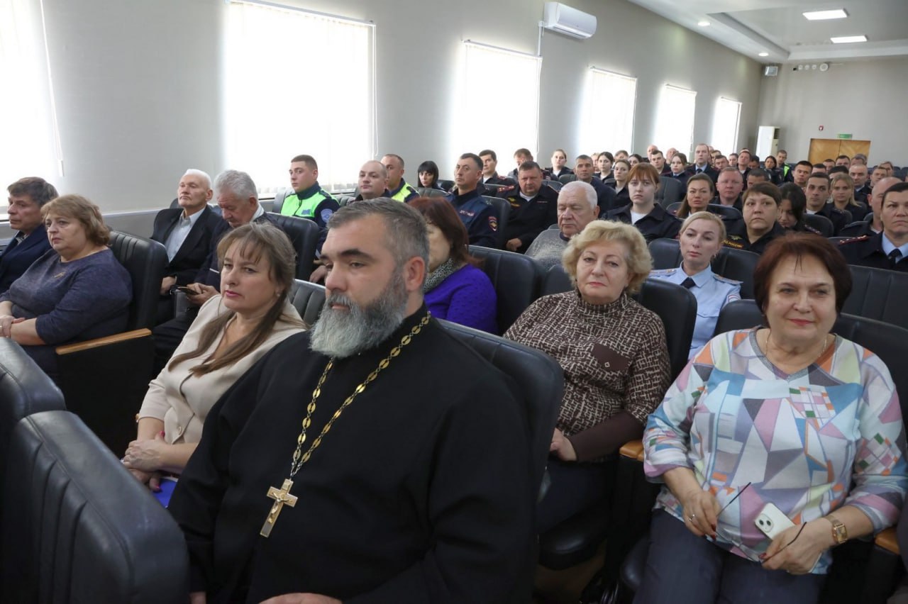 В Таганроге вдове погибшего полицейского вручили государственную награду В Таганроге вдове погибшего полицейского вручили государственную награду
