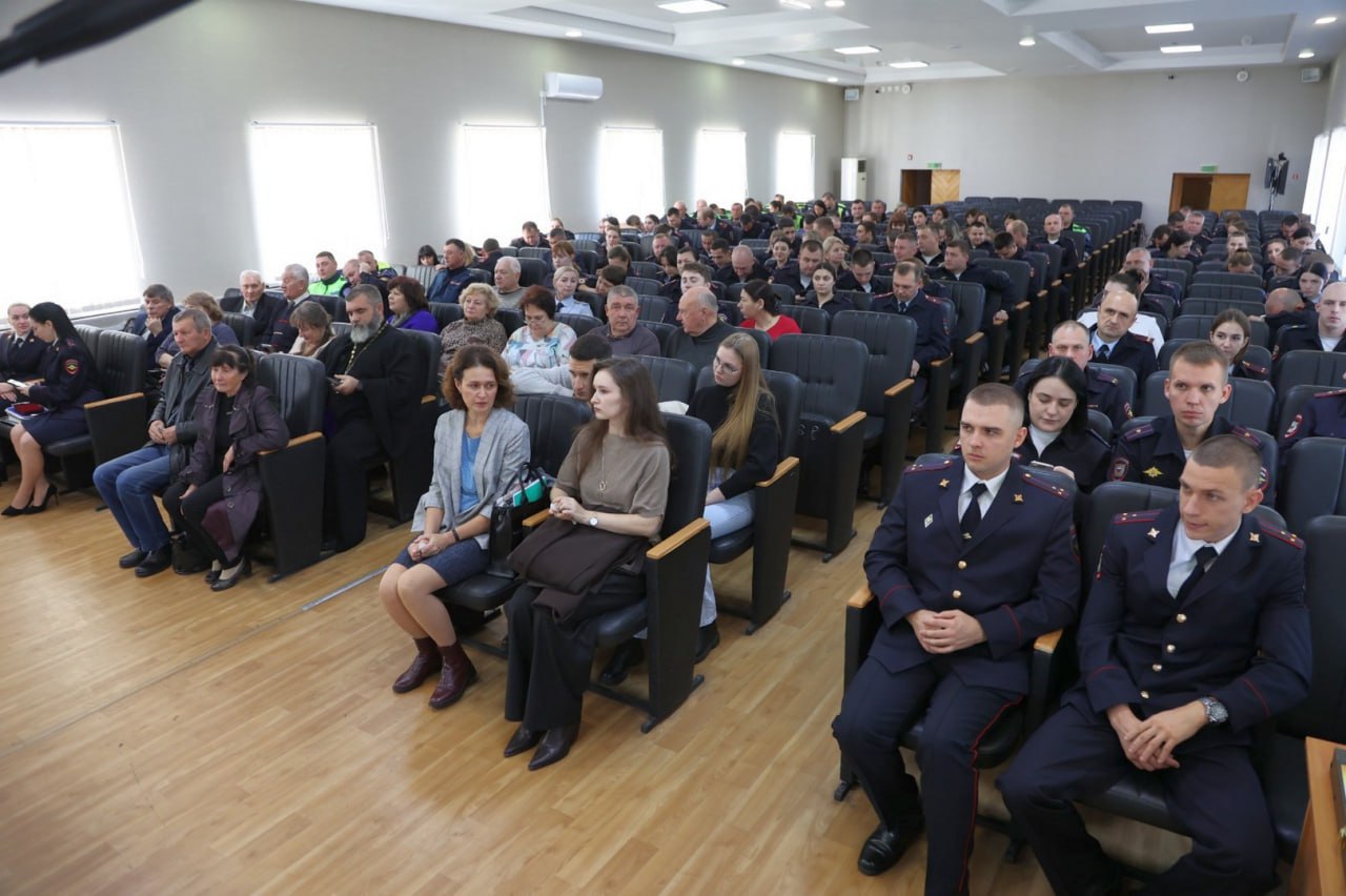 В Таганроге вдове погибшего полицейского вручили государственную награду В Таганроге вдове погибшего полицейского вручили государственную награду