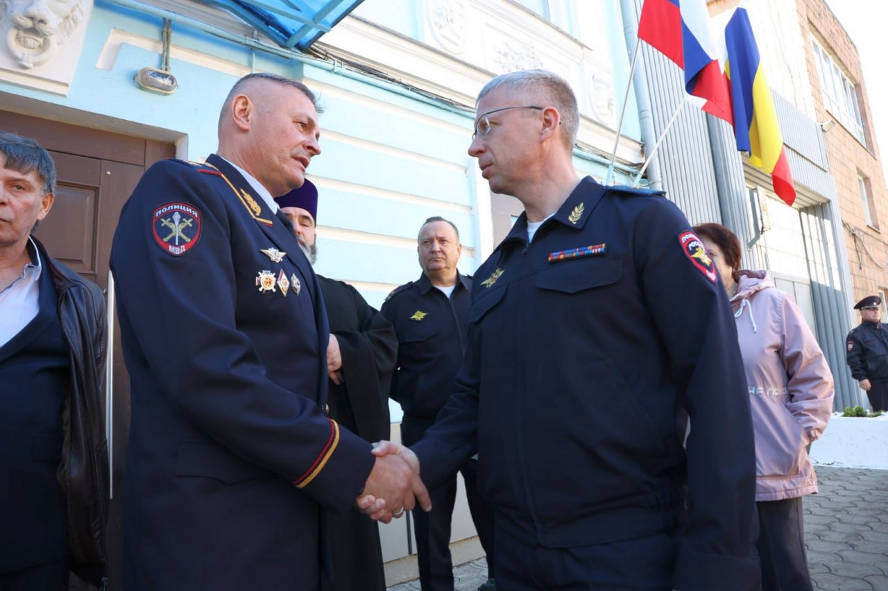 В Таганроге вдове погибшего полицейского вручили государственную награду В Таганроге вдове погибшего полицейского вручили государственную награду