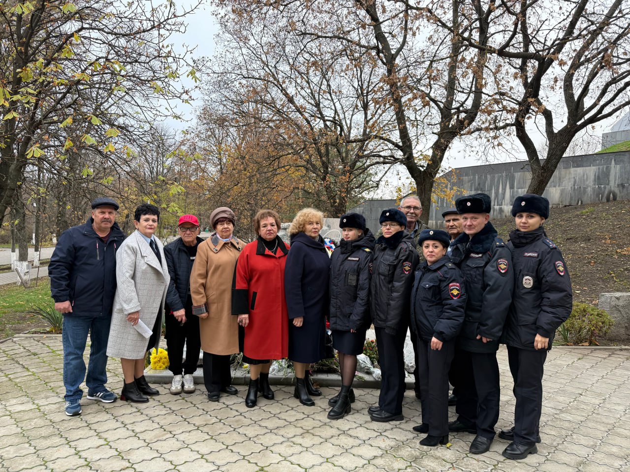 В Новочеркасске почтили память сотрудников органов внутренних дел, погибших при выполнении служебных обязанностей В Новочеркасске почтили память сотрудников органов внутренних дел, погибших при выполнении служебных обязанностей