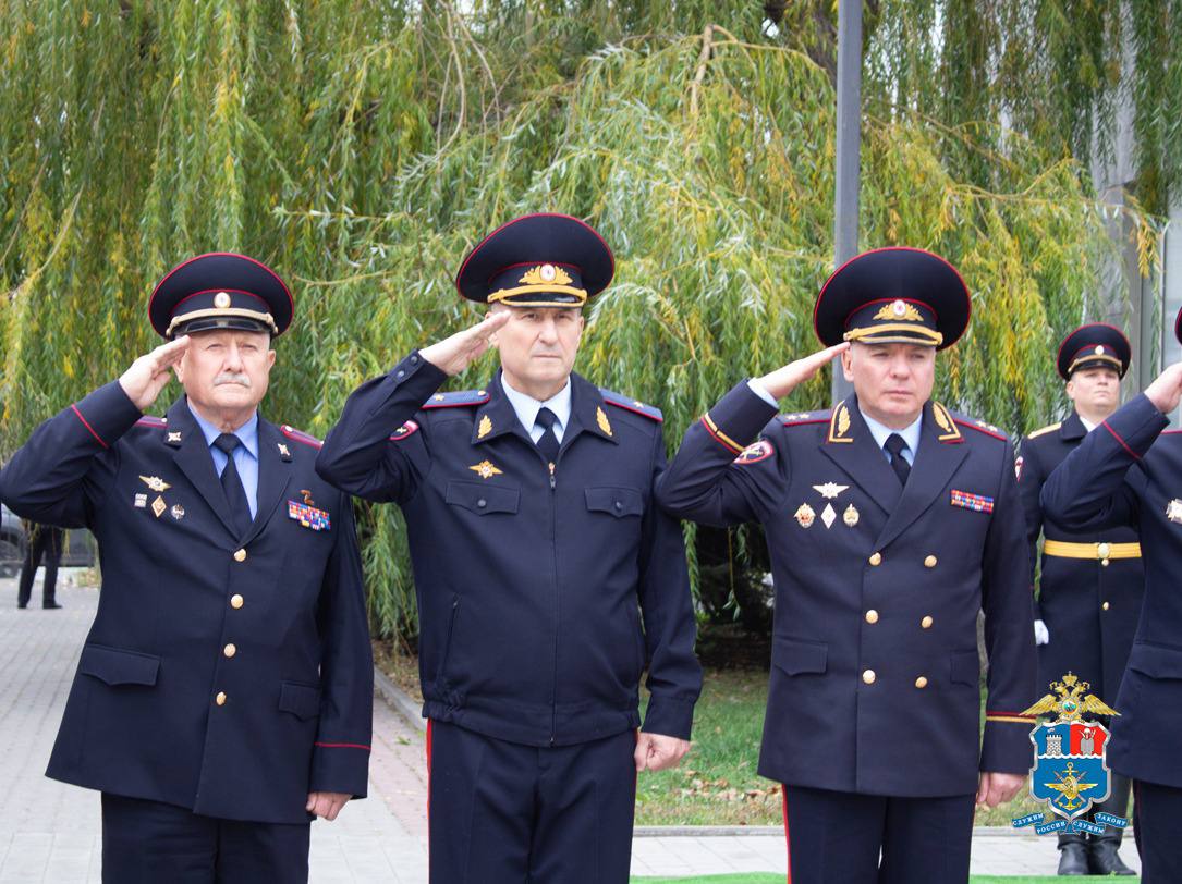 Сегодня, в День памяти сотрудников органов внутренних дел Российской Федерации, погибших при выполнении служебных обязанностей, начальник УТ МВД России по СКФО генерал-майор полиции Виктор Шметков принял участие в церемонии... Сегодня, в День памяти сотрудников органов внутренних дел Российской Федерации, погибших при выполнении служебных обязанностей, начальник УТ МВД России по СКФО генерал-майор полиции Виктор Шметков принял участие в церемонии...