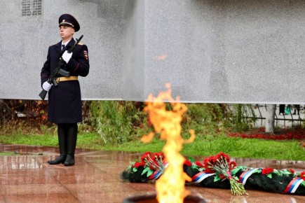 Руководитель донского полицейского главка принял участие в возложении цветов к памятнику «Солдатам правопорядка Дона, погибшим при выполнении служебного долга»