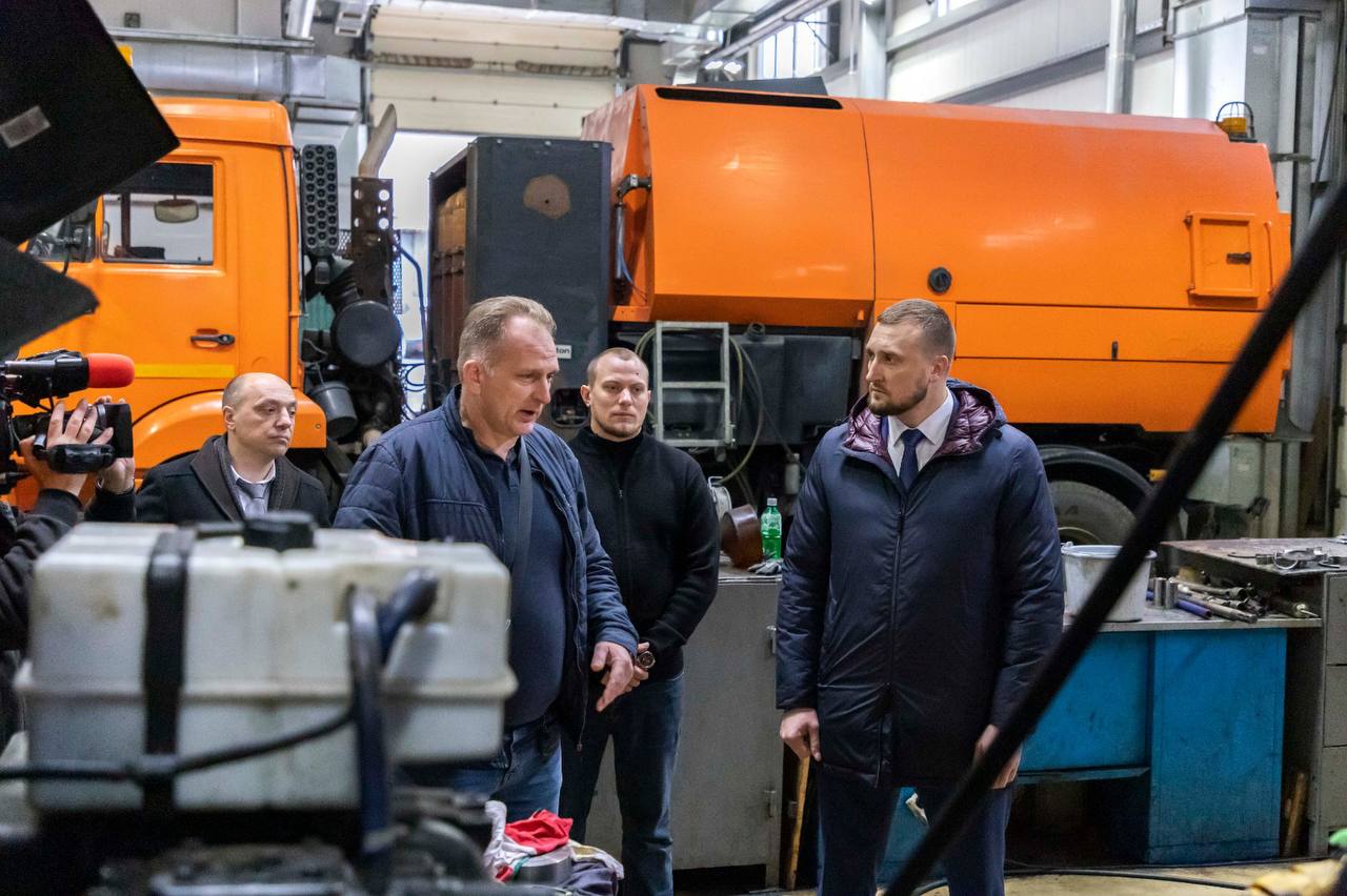 Александр Скрябин: Уважаемые ростовчане!. Для дополнительного контроля за качеством подготовки коммунальной техники к зимнему периоду по моему поручению была проведена линейка готовности Александр Скрябин: Уважаемые ростовчане!. Для дополнительного контроля за качеством подготовки коммунальной техники к зимнему периоду по моему поручению была проведена линейка готовности