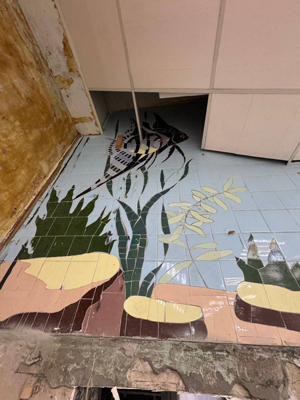 Случайное мозаичное наследие в магазине Ростова собственник решил сбивать Случайное мозаичное наследие в магазине Ростова собственник решил сбивать