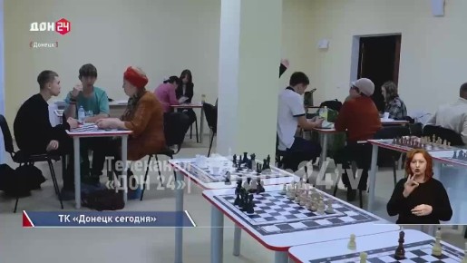 Донецкие студенты помогают пенсионерам освоить цифровые технологии