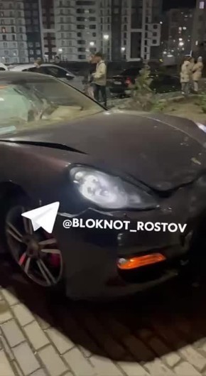 Серьезное ДТП на Левенцовке: водитель Porsche Panamera врезался в припаркованный автомобиль и стену жилого дома на улице Солженицына, 13
