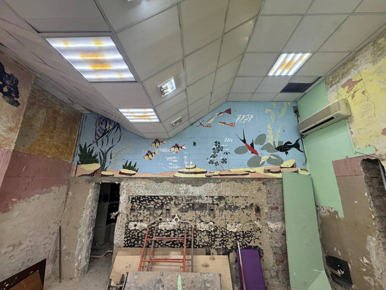 Случайное мозаичное наследие в магазине Ростова собственник решил сбивать Случайное мозаичное наследие в магазине Ростова собственник решил сбивать