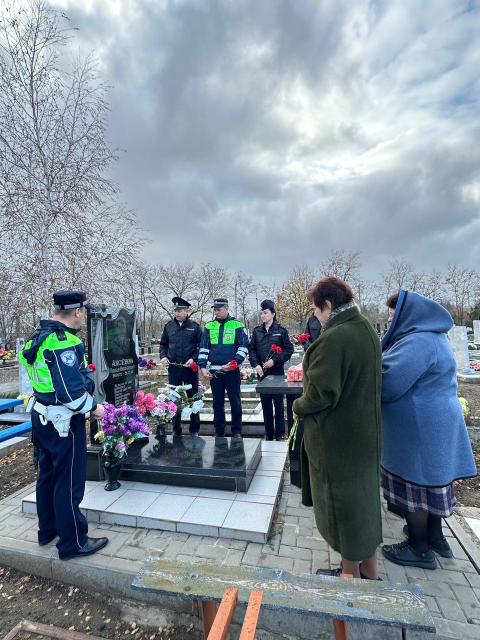 Полицейские Матвеево-Курганского почтили память погибшего сотрудника при исполнении служебных обязанностей Полицейские Матвеево-Курганского почтили память погибшего сотрудника при исполнении служебных обязанностей