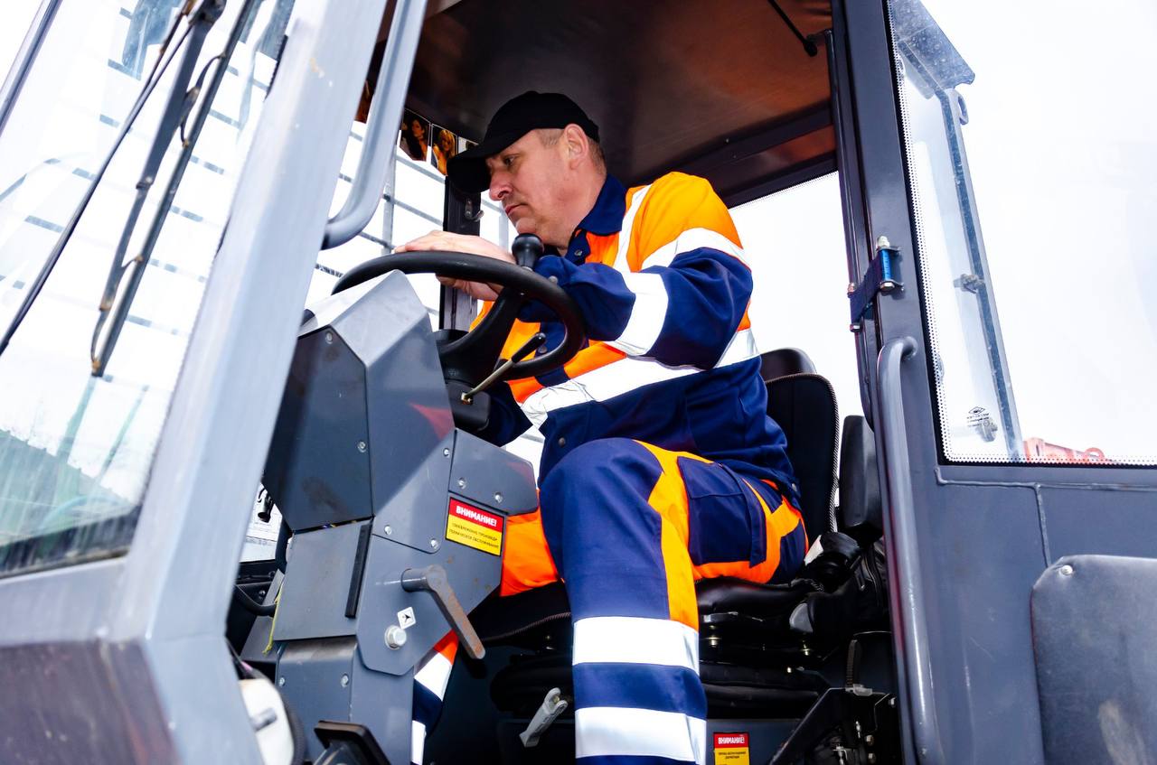 Александр Скрябин: Уважаемые ростовчане!. Для дополнительного контроля за качеством подготовки коммунальной техники к зимнему периоду по моему поручению была проведена линейка готовности Александр Скрябин: Уважаемые ростовчане!. Для дополнительного контроля за качеством подготовки коммунальной техники к зимнему периоду по моему поручению была проведена линейка готовности