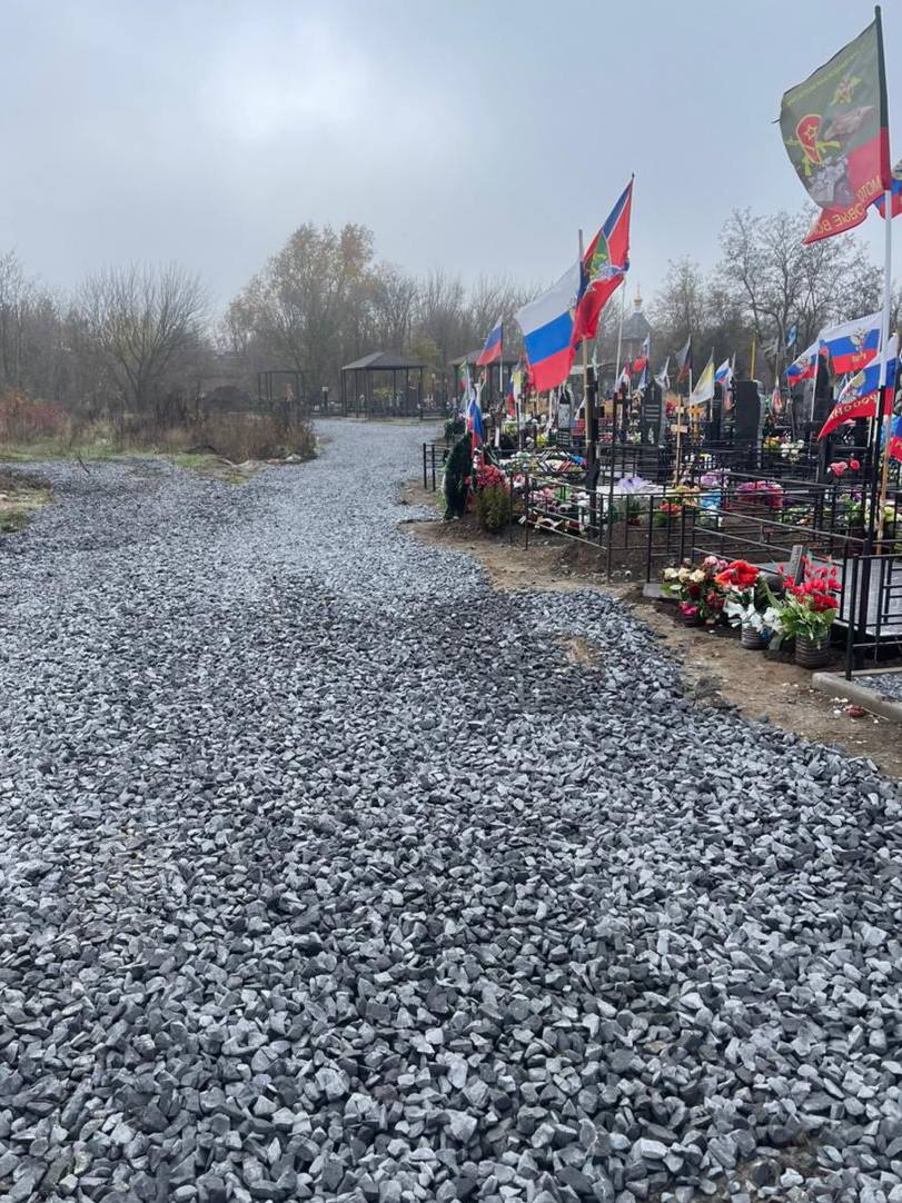 На кладбище «Красный сад» привезли 60 тонн щебня На кладбище «Красный сад» привезли 60 тонн щебня