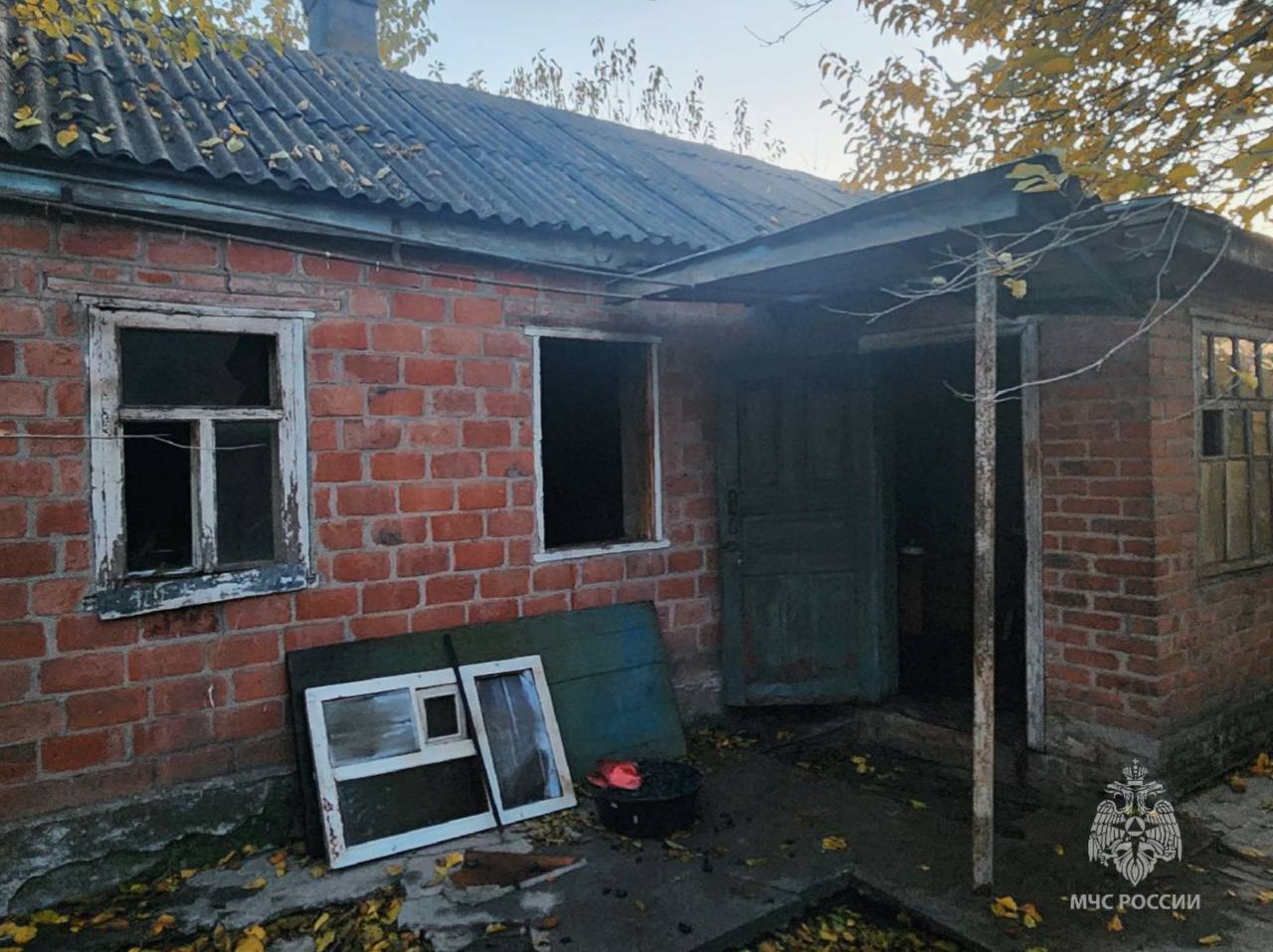 В п. Зимовники на ул. Дружбы пожар, охвативший всего один квадратный метр ванной комнаты, унес жизнь 77-летней женщины