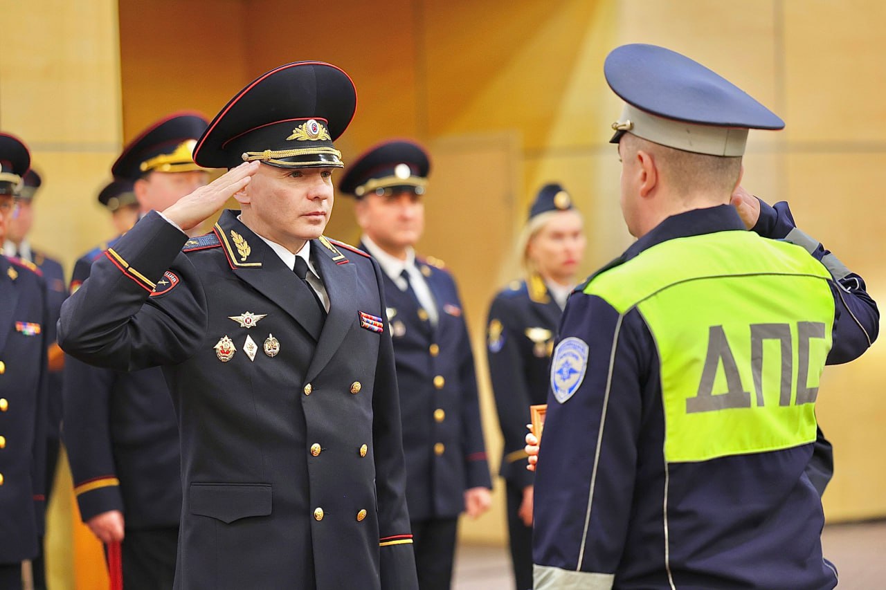 В преддверии 10 ноября начальник донского главка МВД наградил отличившихся сотрудников В преддверии 10 ноября начальник донского главка МВД наградил отличившихся сотрудников