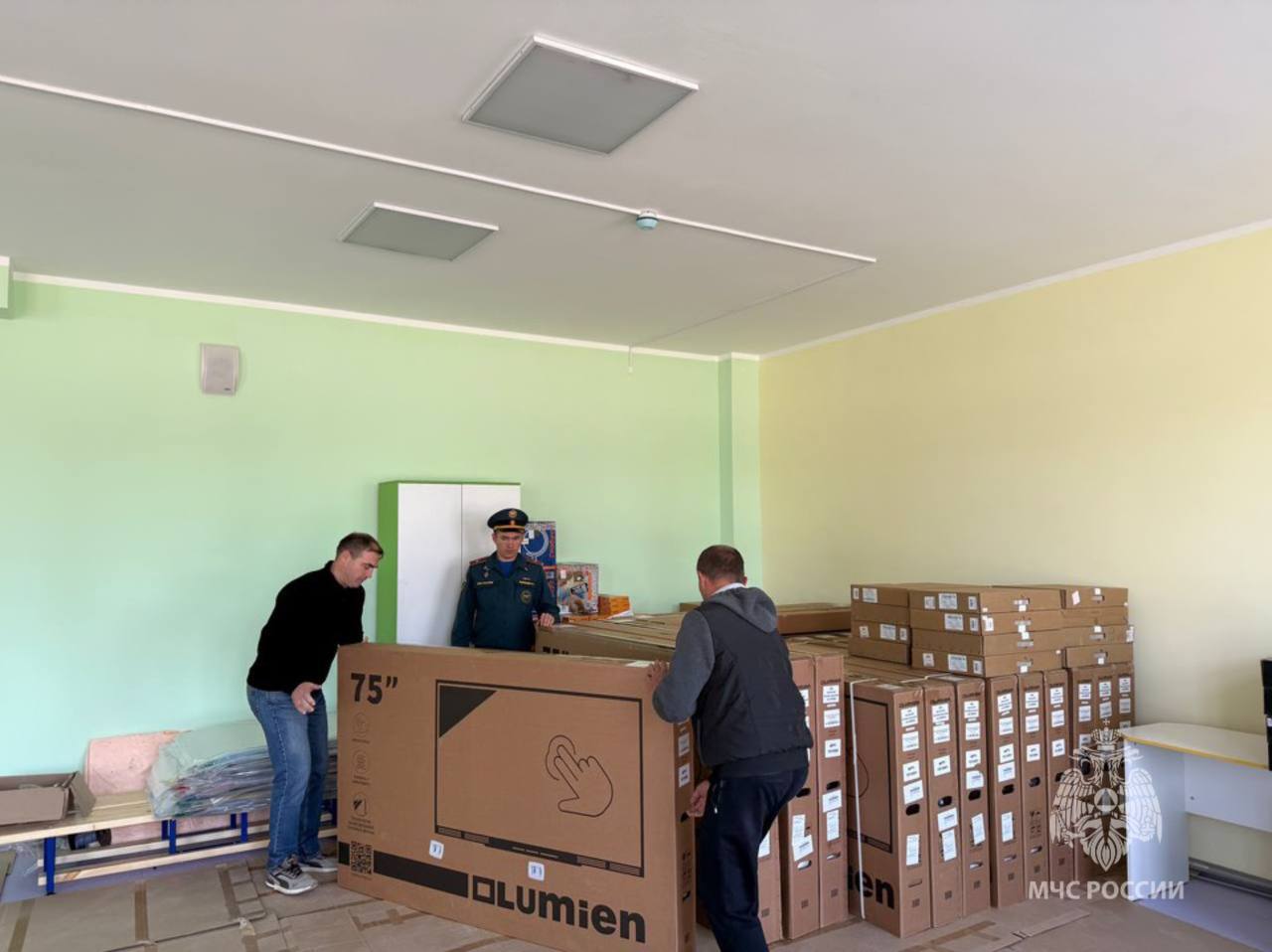 В Волгодонске сотрудники МЧС России помогли ребятам из подшефной школы-интерната В Волгодонске сотрудники МЧС России помогли ребятам из подшефной школы-интерната