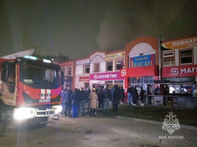 Крупный пожар на площади 400 квадратных метров потушили донские огнеборцы на рынке в Волгодонске