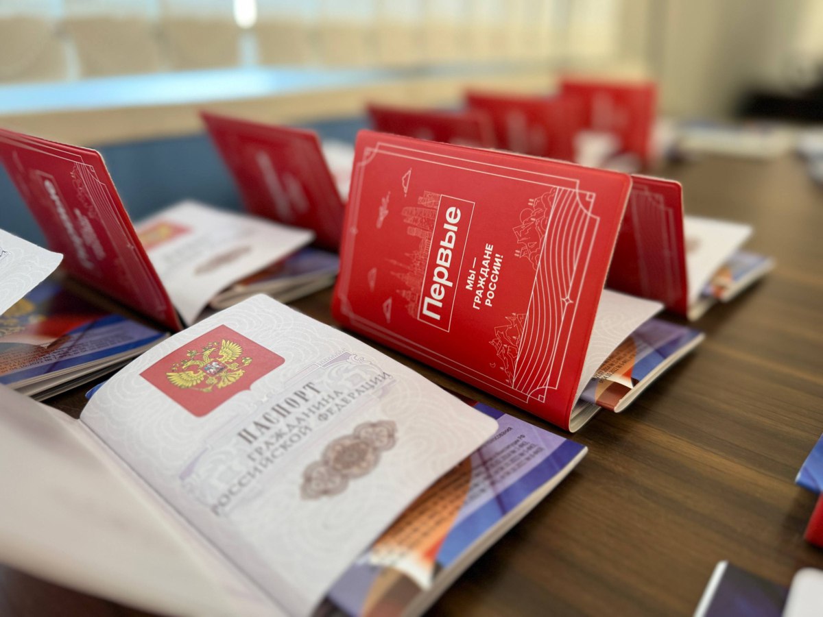 «Мы — граждане России!». 11 ноября в администрации Батайска прошла торжественная церемония вручения паспортов 39 участникам Движения Первых, приуроченная к Всероссийской акции «Мы — граждане России» «Мы — граждане России!». 11 ноября в администрации Батайска прошла торжественная церемония вручения паспортов 39 участникам Движения Первых, приуроченная к Всероссийской акции «Мы — граждане России»