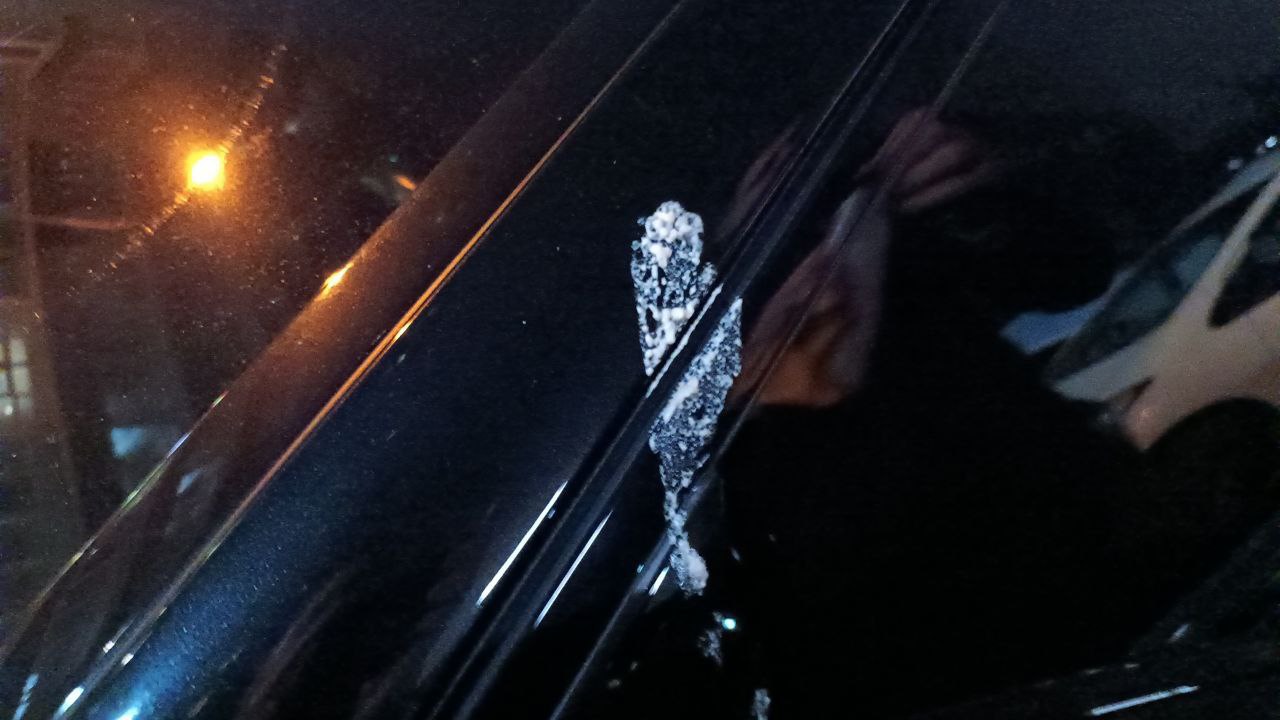 После ремонта рухнувшей стены на Сельмаше рабочие залили монтажной пеной машины жильцов