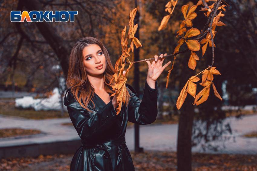 Тайна под плащом: гуляем по парку Горького золотой осенью по-взрослому Тайна под плащом: гуляем по парку Горького золотой осенью по-взрослому