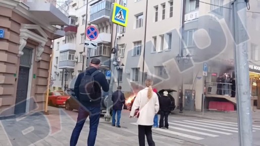 Горит машина в центре Ростова