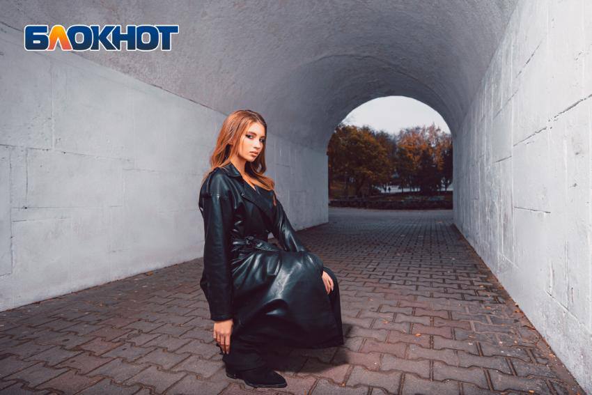 Тайна под плащом: гуляем по парку Горького золотой осенью по-взрослому Тайна под плащом: гуляем по парку Горького золотой осенью по-взрослому