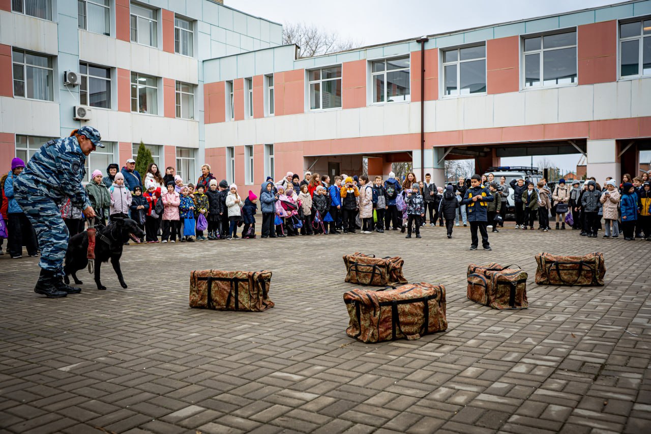 В Батайске открылся «полицейский класс» при Гимназии № 21 В Батайске открылся «полицейский класс» при Гимназии № 21