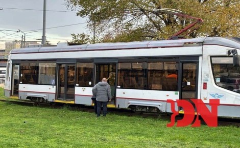 Трамвай, в котором пырнули ножом пассажира, отогнали с места происшествия, сейчас его осматривают полицейские