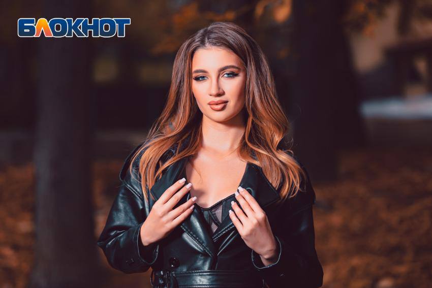 Тайна под плащом: гуляем по парку Горького золотой осенью по-взрослому Тайна под плащом: гуляем по парку Горького золотой осенью по-взрослому