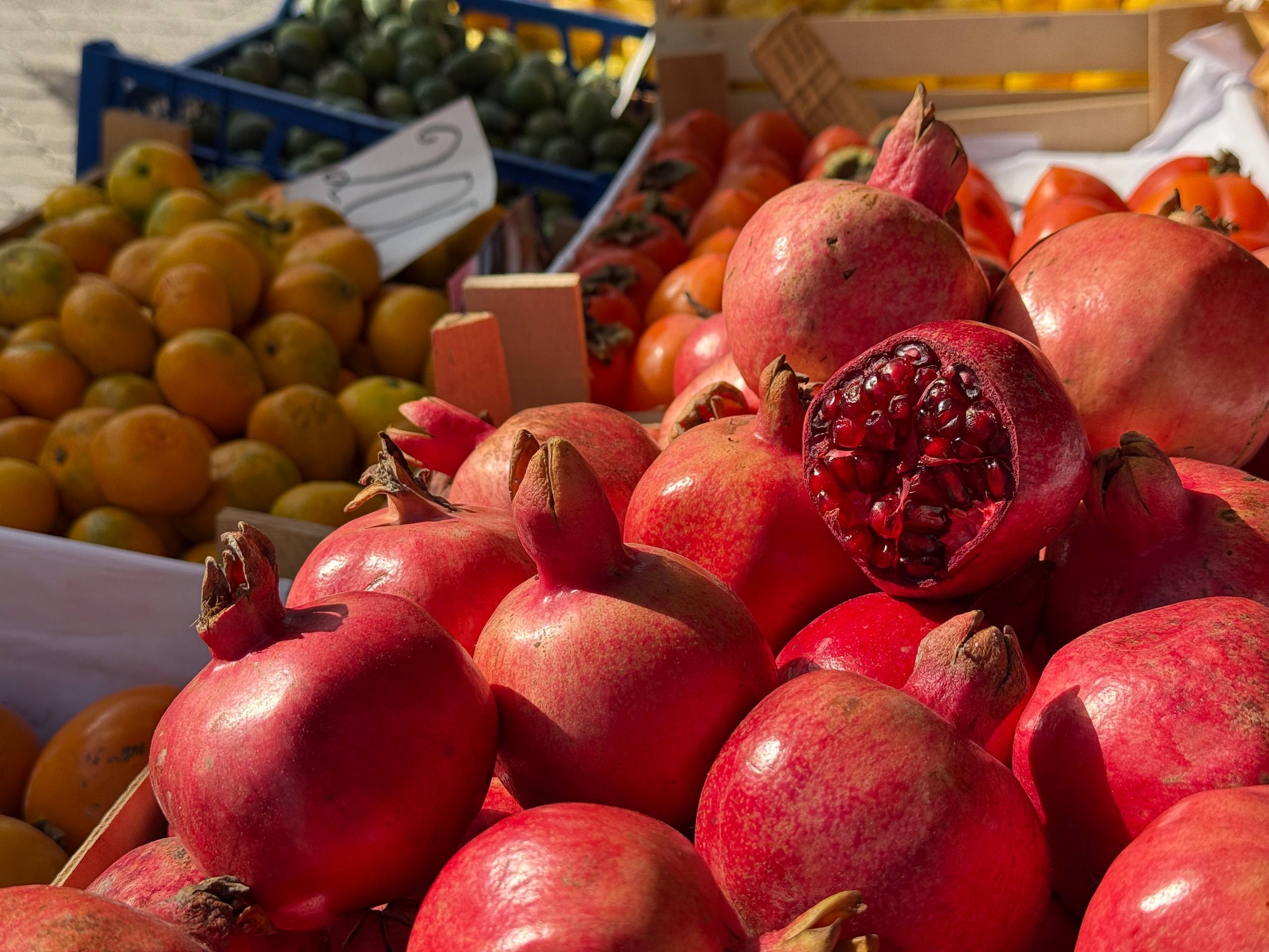 Сегодня прошёлся по рынку, который батайчане давно прозвали «хитрым» Сегодня прошёлся по рынку, который батайчане давно прозвали «хитрым»