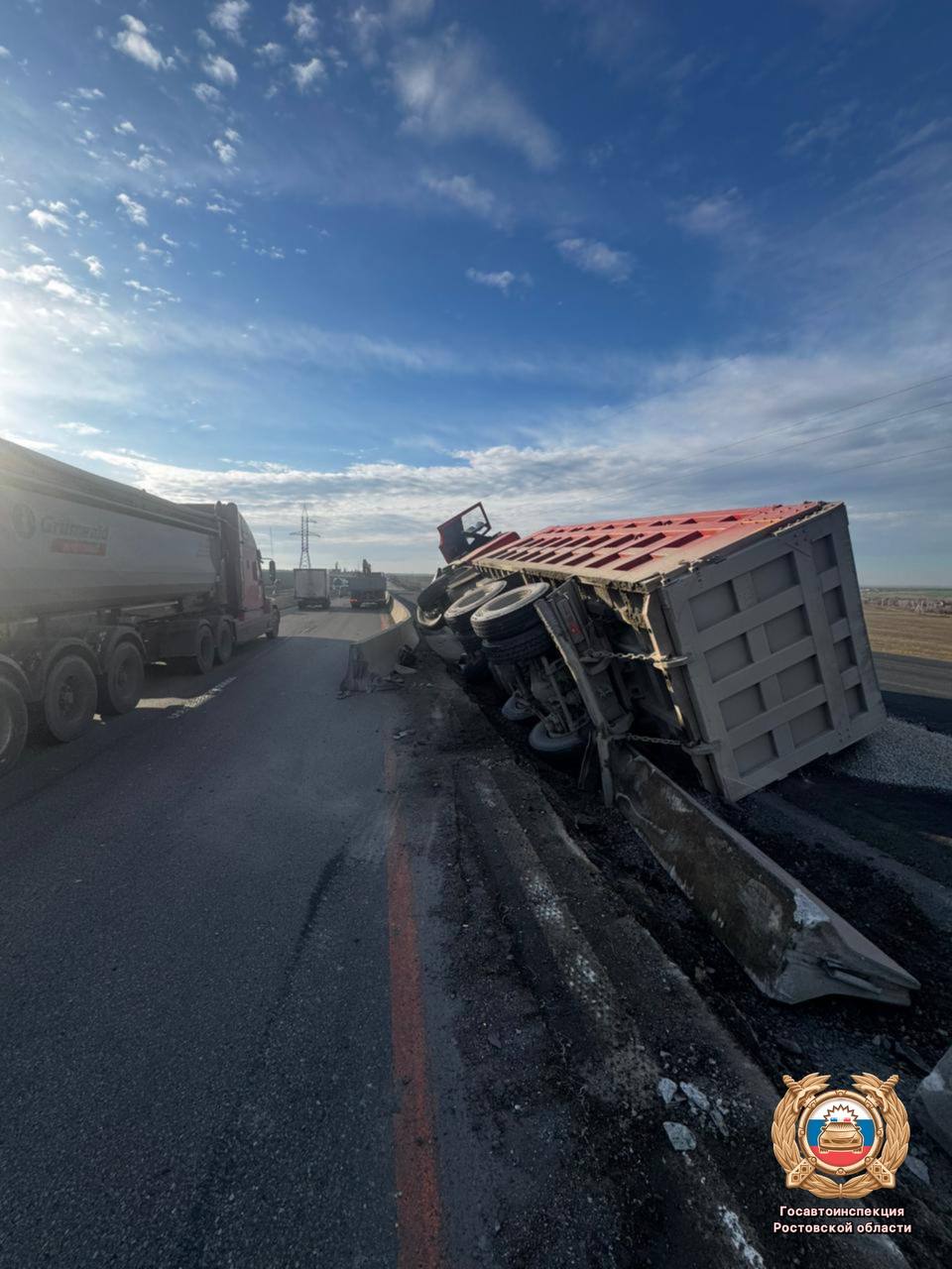Одна из полос М-4 «Дон» в районе п. Аютинский Красносулинского района оказалась перекрыта