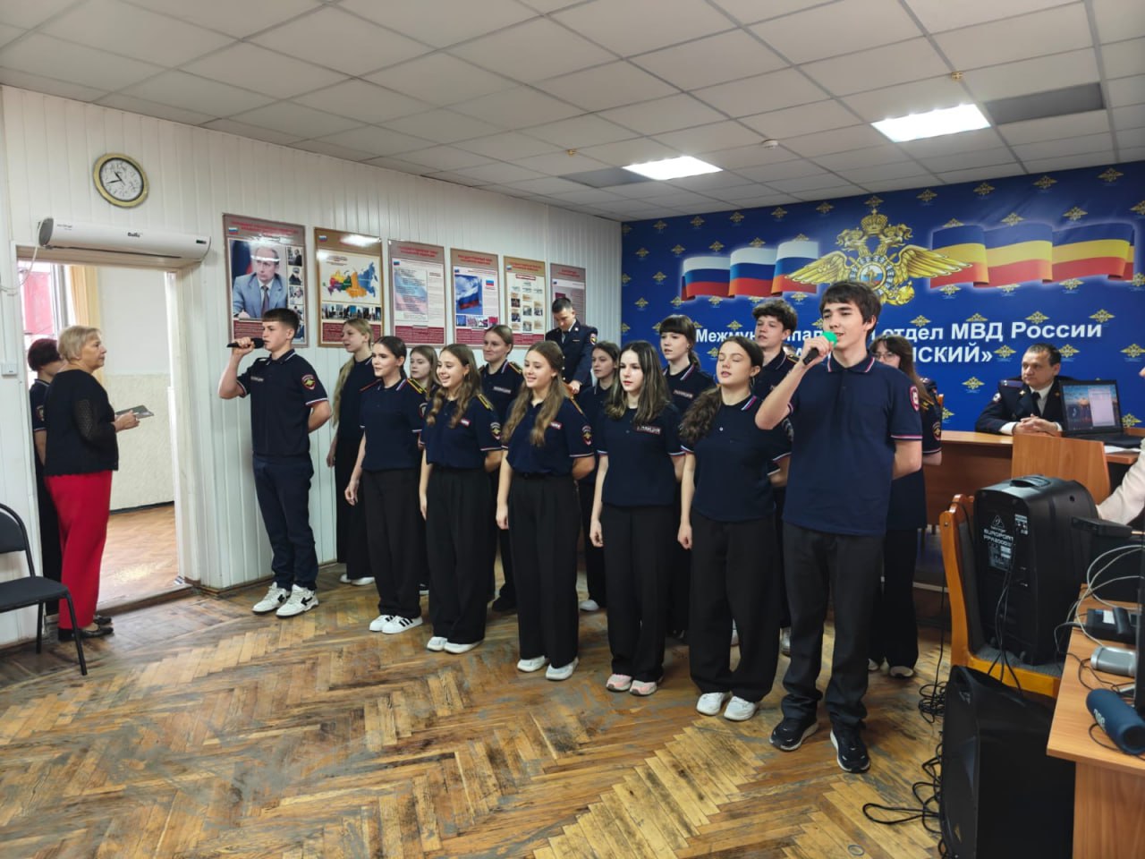 Красносулинские полицейские вручили удостоверения и жетоны учащимся «полицейского класса»