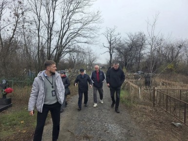 В Шахтах продолжаются работы по уборке городских кладбищ