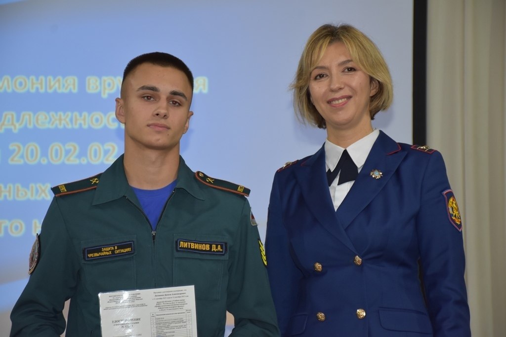 Десять добровольных пожарных – студентов Шахтинского регионального колледжа топлива и энергетики имени академика П. И. Степанова получили удостоверения Десять добровольных пожарных – студентов Шахтинского регионального колледжа топлива и энергетики имени академика П. И. Степанова получили удостоверения